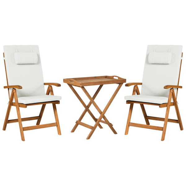 Dreiteiliges Gartenmöbel-Set aus Holz mit zwei Klappstühlen inklusive weißen Auflagen und Kopfpolstern sowie einem klappbaren Beistelltisch.