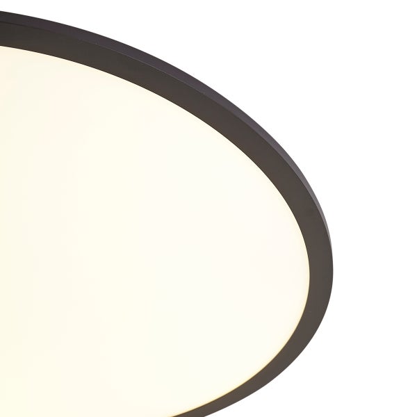 Detail einer runden LED Deckenleuchte mit dunklem Rahmen und weißem, mattem Diffusor.