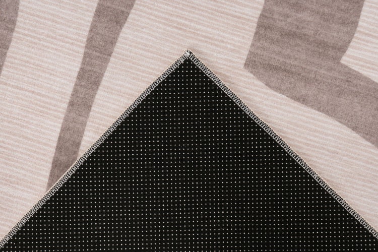 Teppich mit rutschfester Unterseite und geometrischem Muster auf der Oberseite.