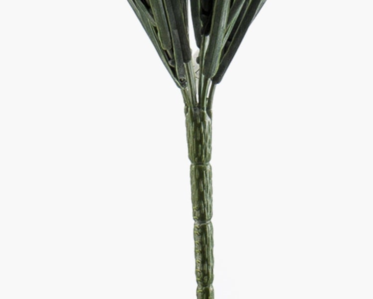 Detailansicht einer Kunstpflanze in einem kleinen schwarzen Kunststofftopf.