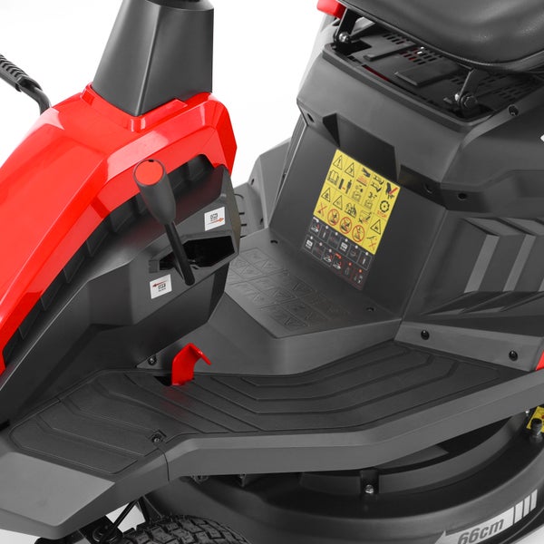 Detailansicht eines Aufsitzmähers mit Hebel für die Messerzuschaltung, Trittflächen und Sicherheitshinweisen.