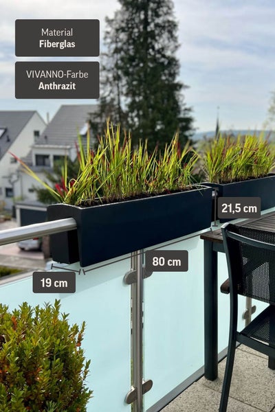 VIVANNO Balkonkasten aus Fiberglas in Anthrazit, Maße 80 mal 19 mal 21,5 Zentimeter, bepflanzt an einem Balkongeländer montiert.