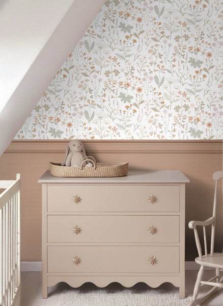 Kinderzimmer mit Kommode, Stofftier im Korb und Blumentapete