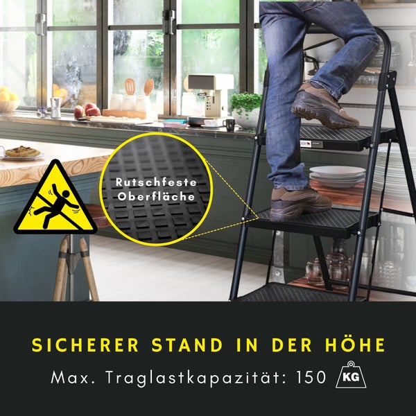 Person auf schwarzer Trittleiter in Küche, Fokus auf rutschfeste Stufenoberfläche. Maximale Traglast 150 Kilogramm für einen sicheren Stand.