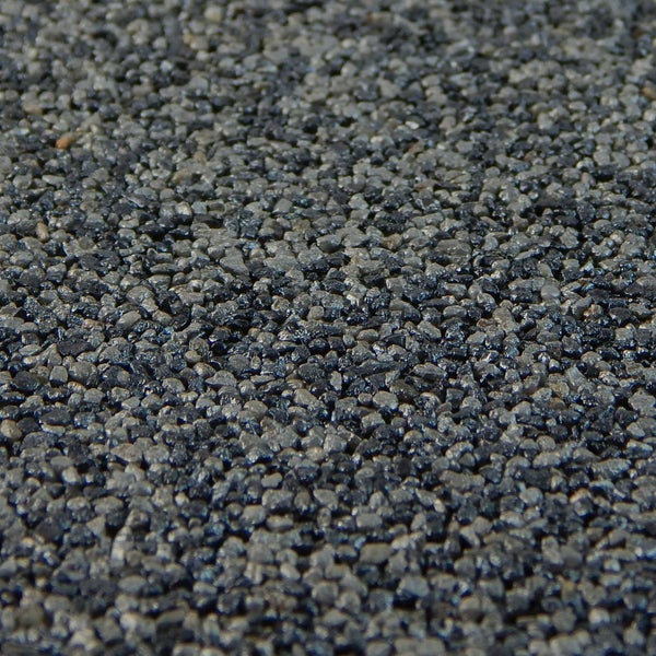 Nahaufnahme von Dachschindeln mit mineralischer Oberfläche