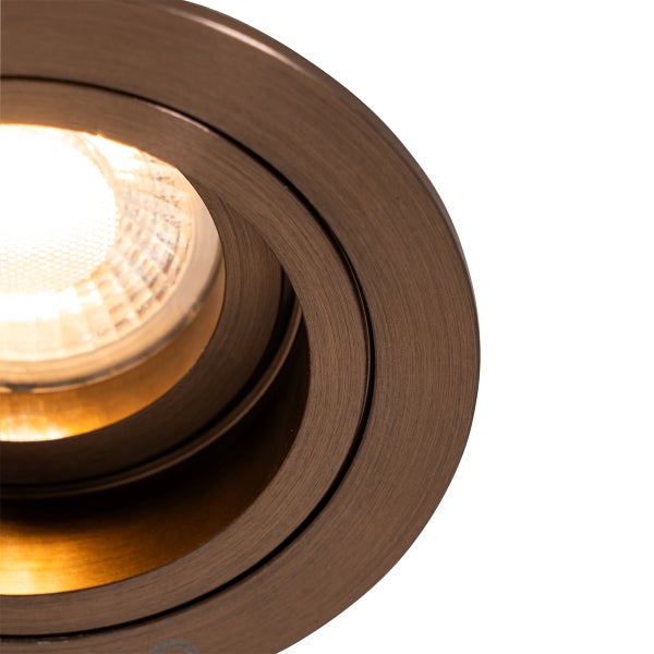Einbaustrahler aus gebürstetem Metall in Bronze-Optik mit warmweißem LED-Leuchtmittel.
