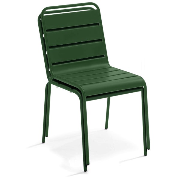 Stapelbarer Gartenstuhl aus Metall mit Latten-Design an Sitzfläche und Rückenlehne in Dunkelgrün.