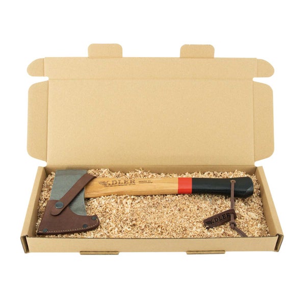 ADLER Spaltaxt mit Holzstiel in Geschenkkartonage auf Holzwolle gebettet mit Lederschneidenschutz
