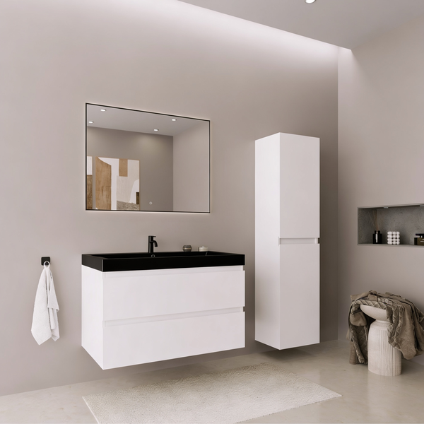 Modernes Badezimmer mit hängendem Waschtisch, schwarzem Waschbecken, Spiegel, Hochschrank und Wandnische.