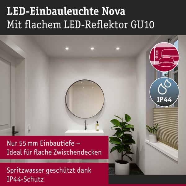 LED-Einbauleuchte Nova im Badezimmer. Drei Deckenstrahler über dem Waschtisch. Symbole für 55 Millimeter Einbautiefe und IP44 Spritzwasserschutz.