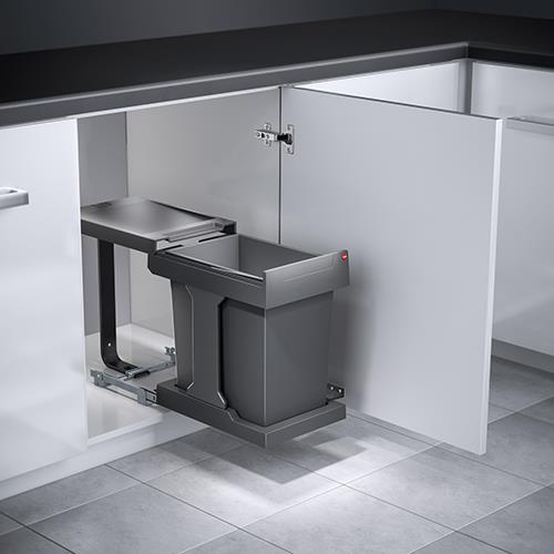 Ausziehbarer Mülleimer in einem weißen Küchenunterschrank montiert. Der graue Einzelbehälter ist auf einem Metallschienensystem ausgefahren.