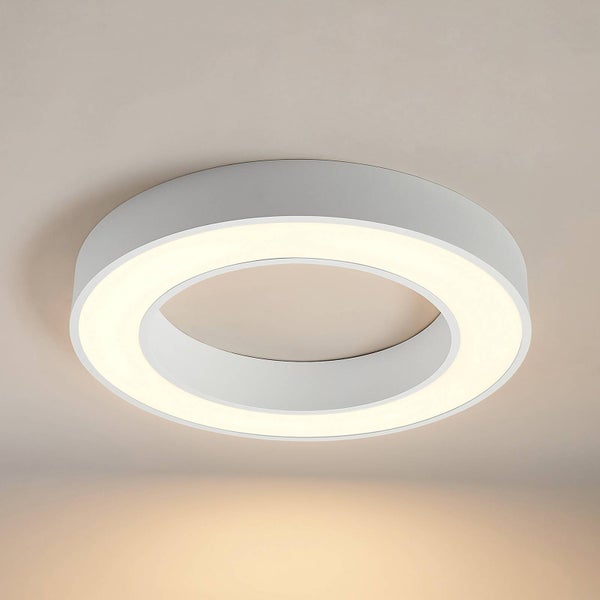 Moderne, ringförmige LED Deckenleuchte in Weiß mit warmweißem Lichtschein an der Decke.