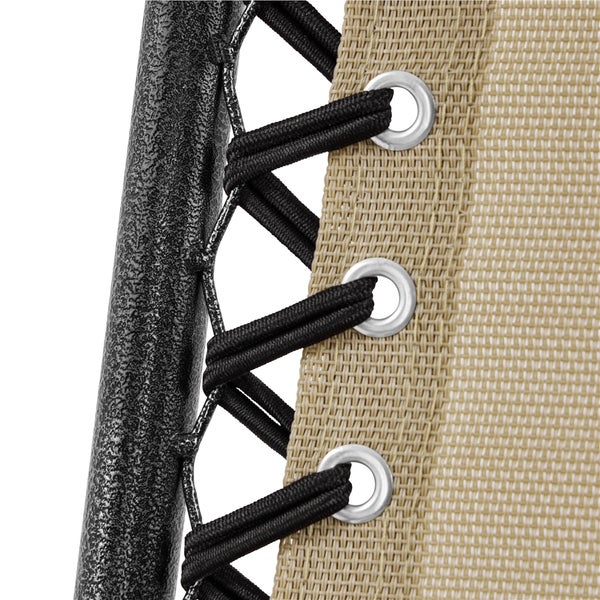 Detailansicht eines Gartenstuhls mit schwarzer elastischer Schnürung, die das beige Gewebe über Metallösen mit dem Metallrahmen verbindet.