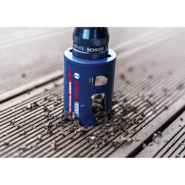 Bosch Expert Lochsäge beim Bohren in ein Holzbrett