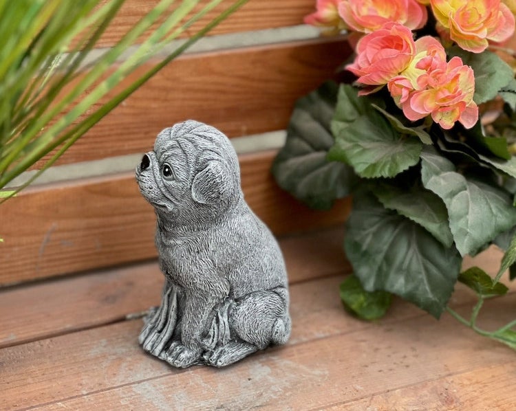 Gartenfigur sitzender Mops in Steinoptik zur Dekoration im Garten oder auf der Terrasse