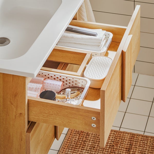 Badezimmerschrank mit offenen Schubladen zur Aufbewahrung von Badutensilien