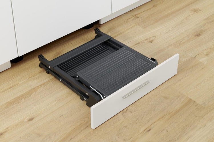 Ausziehbare Trittleiter integriert in einem Küchenschrank als Sockelauszug