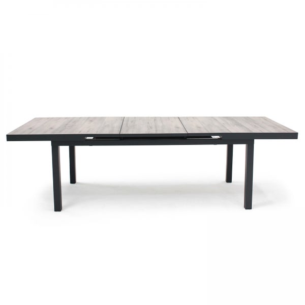 Ausziehbarer Gartentisch mit grauer Tischplatte in Holzoptik und schwarzem Metallgestell.