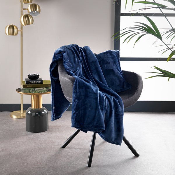 Blaue Kuscheldecke auf Stuhl im Wohnzimmer