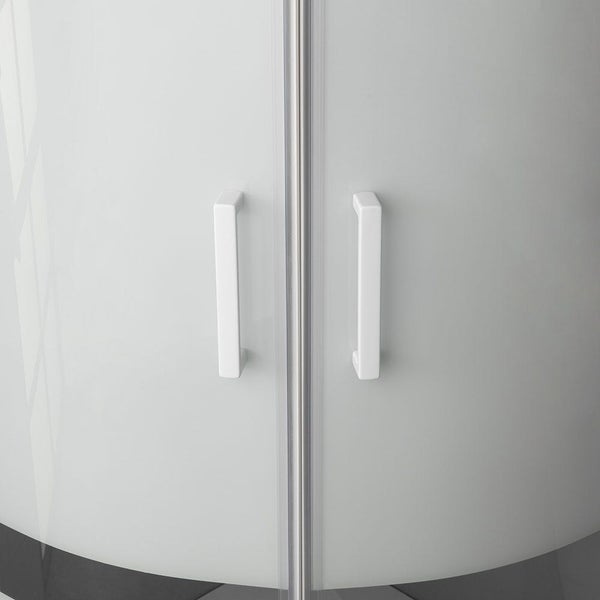 Nahaufnahme von vertikalen Griffen an einer gebogenen Duschkabinentür aus Glas.