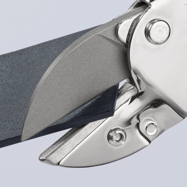 Knipex-Schere schneidet ein dickes Stück Filzmaterial.