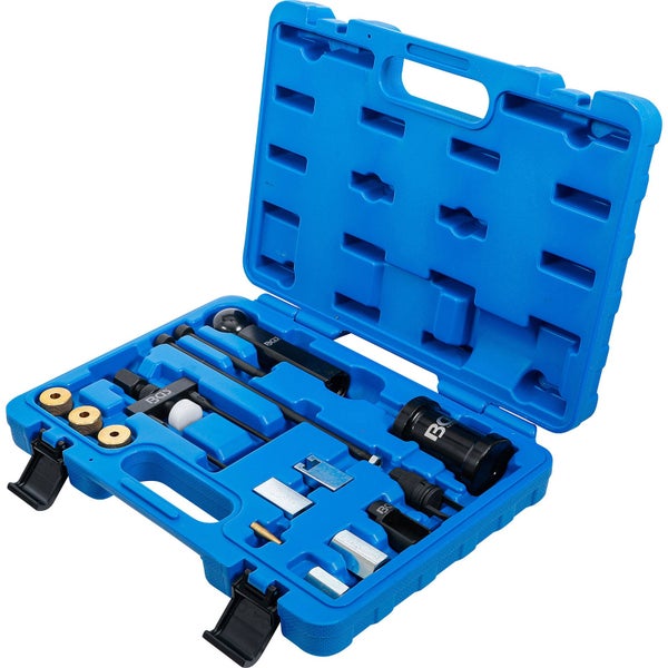 Werkzeugsatz im blauen Koffer geöffnet
