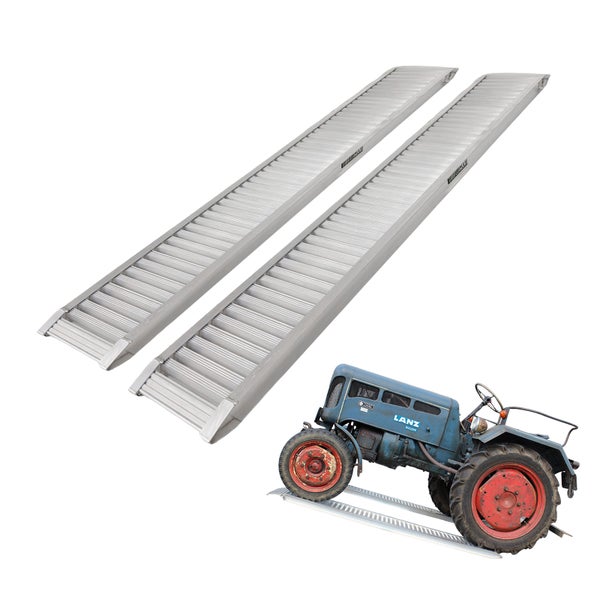 Zwei silberne Auffahrrampen aus Aluminium mit profilierter Oberfläche und eine Illustration eines Traktors auf einer Rampe.