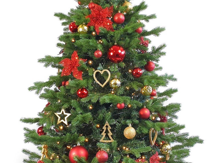 Geschmückter künstlicher Weihnachtsbaum mit Lichterkette, Weihnachtskugeln und Anhängern als festliche Weihnachtsdekoration.