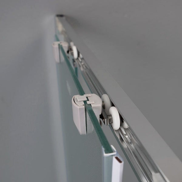 Detail einer Duschkabine mit Schiebetür und Rollenführung