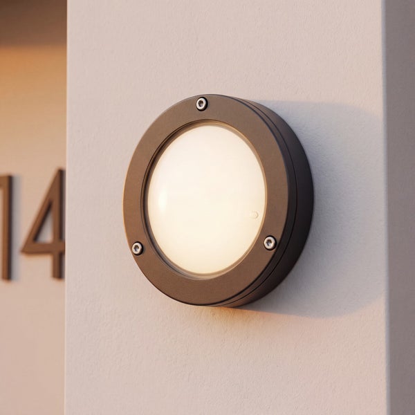 Runde LED Wandleuchte für den Außenbereich in modernem Design an einer Hausfassade montiert