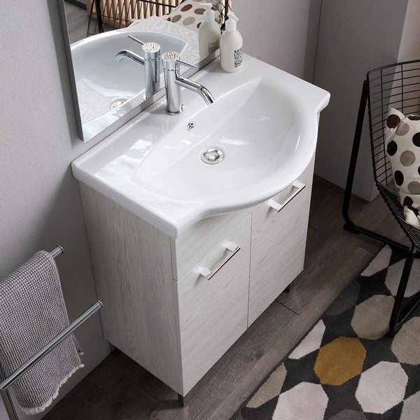 Badezimmer Waschtisch-Set bestehend aus Keramikwaschbecken und Unterschrank in heller Holzoptik mit zwei Türen und verchromten Griffen.