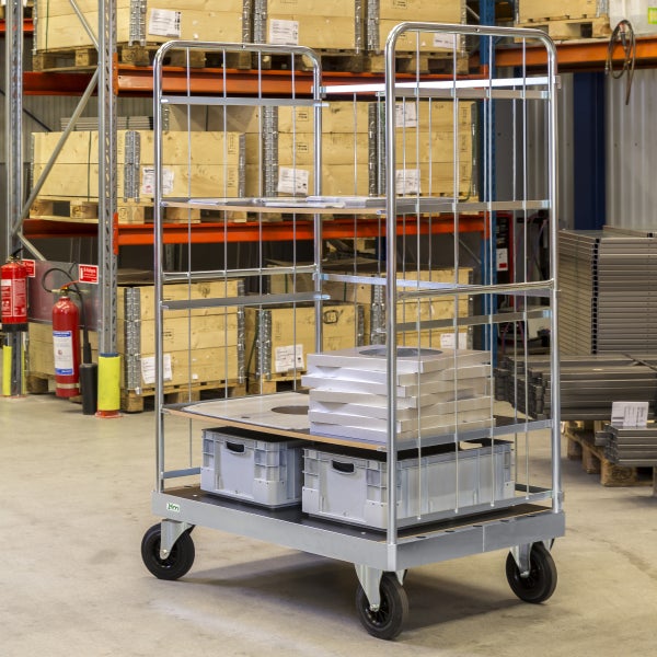 Rollwagen mit Regalböden, Transportbehältern und gestapelten Metallplatten in einem Lager