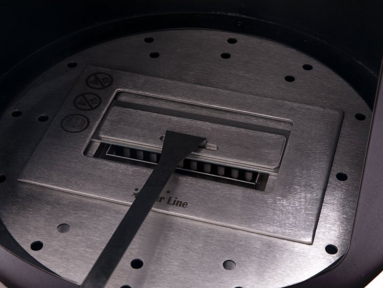 Innenansicht eines Bio-Ethanol-Brenners mit Bedienwerkzeug