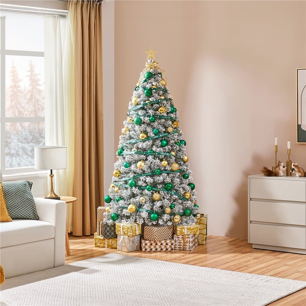 Weihnachtlich dekorierter Wohnraum mit geschmücktem Baum und Geschenken