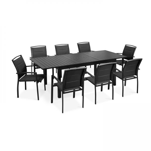 Schwarzes Gartenmöbel-Set aus Metall mit einem rechteckigen Tisch und acht gepolsterten Gartenstühlen mit Armlehnen.