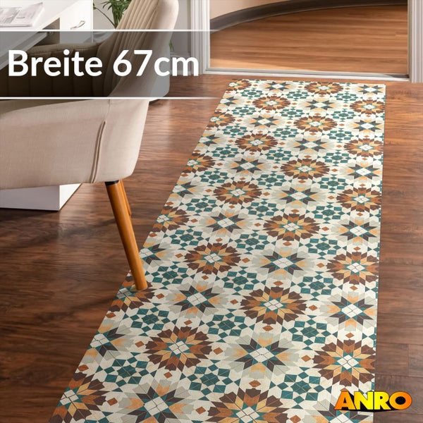 Läufer mit geometrischem Mosaikmuster auf dunklem Holzboden in einem hellen Zimmer, Breite 67 Zentimeter, ANRO Logo.
