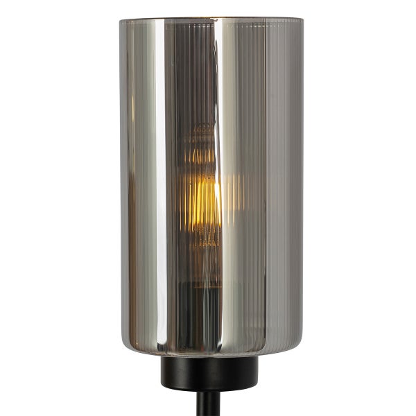 Zylindrischer Lampenschirm aus geriffeltem Rauchglas mit sichtbarem Leuchtmittel und schwarzer Fassung.
