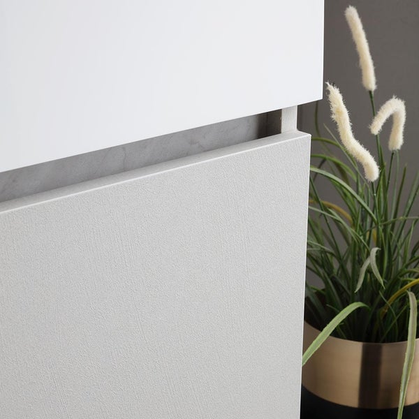 Detailansicht eines Badezimmerschranks mit Schublade und einer dekorativen Pflanze in einem Topf