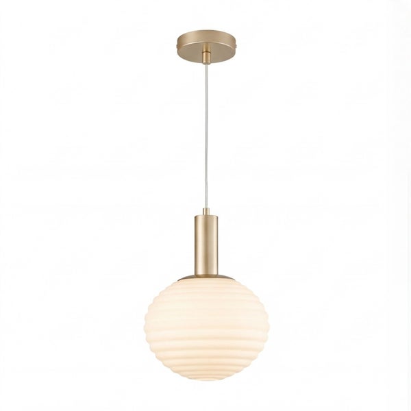Hängeleuchte mit kugelförmigem Schirm aus geripptem weißem Glas und goldfarbenem Metallbaldachin.