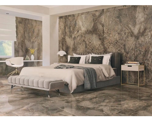 Modernes Schlafzimmer mit Bodenfliesen in Marmoroptik, Bett, Bank und Nachttisch