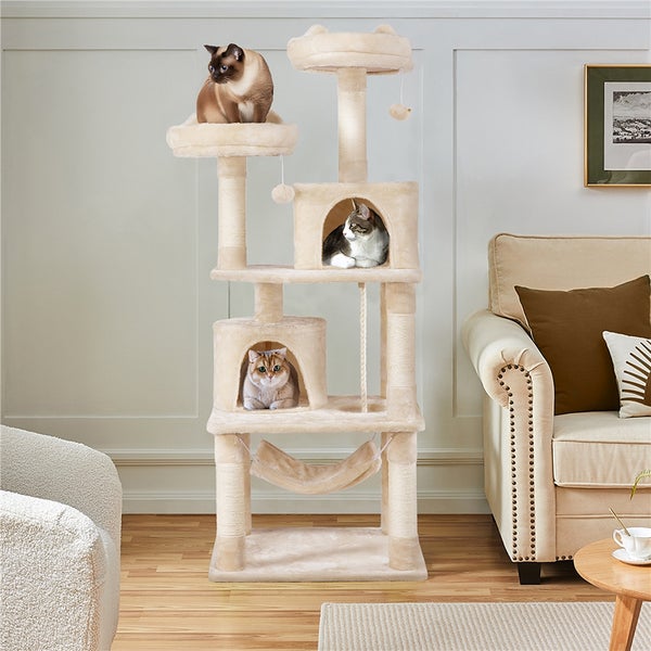 Mehrstöckiger Kratzbaum mit Liegeflächen, Höhlen und Hängematte, bewohnt von drei Katzen