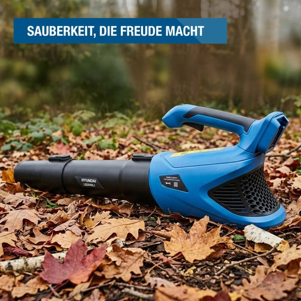 Hyundai Akku Laubbläser LB204Li auf herbstlichem Waldboden liegend zur Gartenpflege.