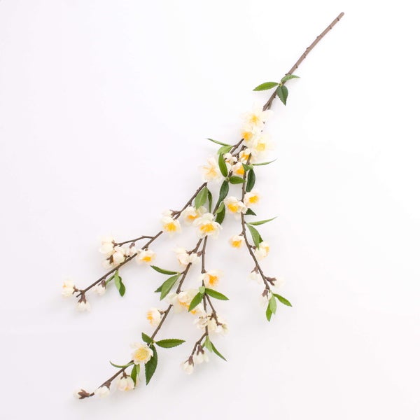 Künstlicher Kirschblütenbaum im schwarzen Topf mit weißen Blüten und grünen Blättern.