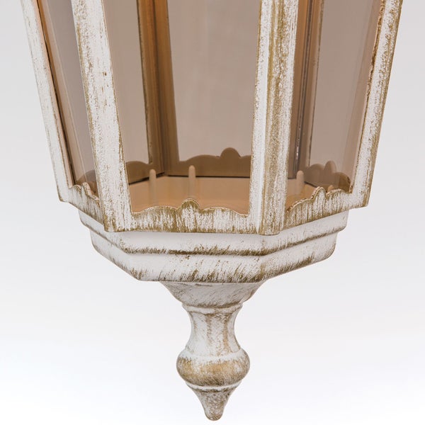 Detailansicht einer Außenleuchte im Vintage-Stil mit Glasfenstern und weiß-goldener Patina.