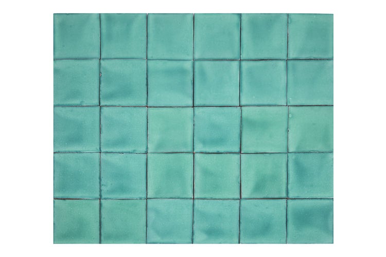 Quadratische, türkisfarbene Fliesenanordnung für Wand- und Bodenbeläge.