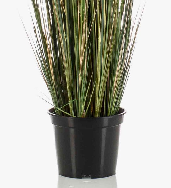 Künstliches Ziergras in schwarzem Kunststofftopf mit grünen und bräunlichen Halmen.