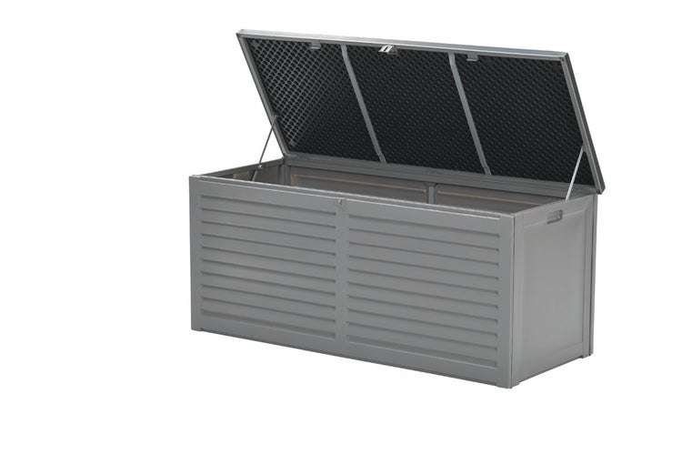 Graue Gartenbox aus Metall mit Lamellen-Design und geöffnetem Deckel.