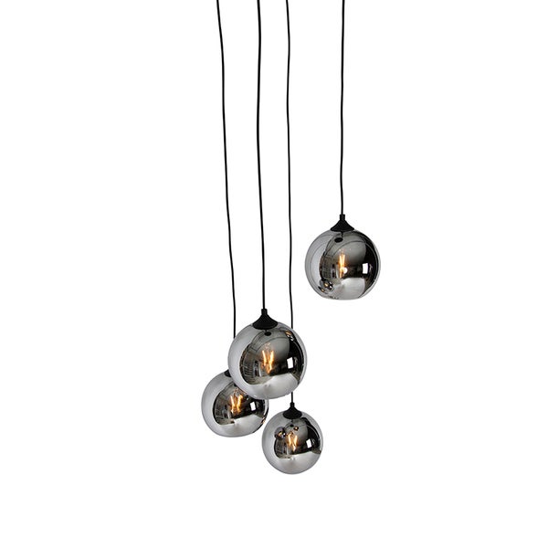 Moderne Pendelleuchte mit vier kugelförmigen Glasschirmen an schwarzen Kabeln.