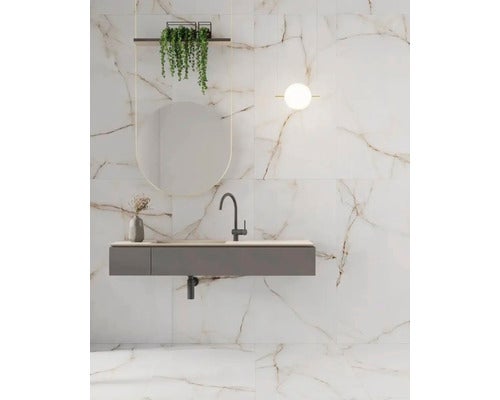 Modernes Badezimmer mit großformatigen Wand- und Bodenfliesen in Marmoroptik, Waschtisch mit schwarzer Armatur und rundem Spiegel.