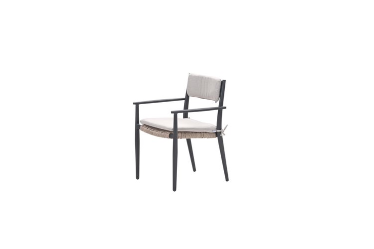 Gartensessel mit dunklem Metallgestell, Seilgeflecht an der Sitzfläche und hellgrauen Sitz- und Rückenkissen.